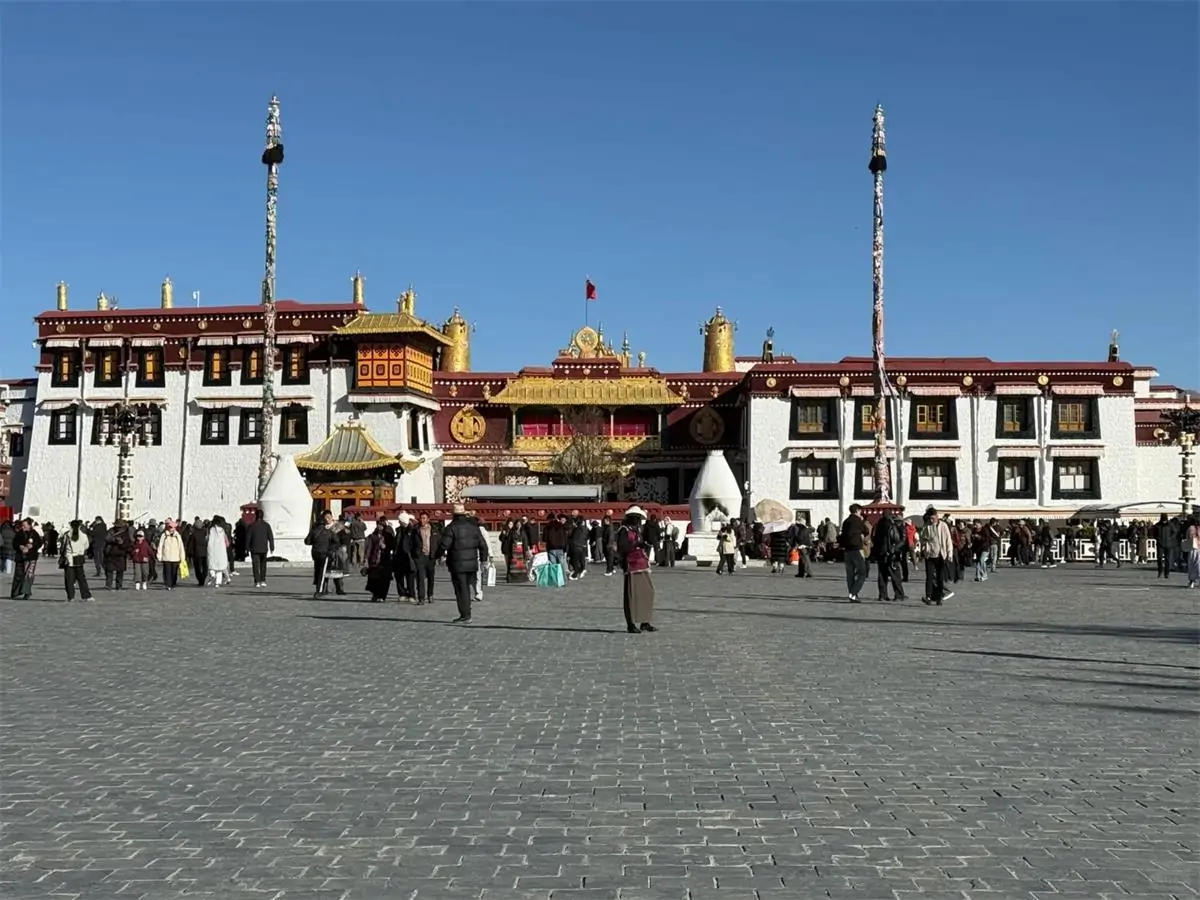 How to Visit Jokhang Temple in Lhasa