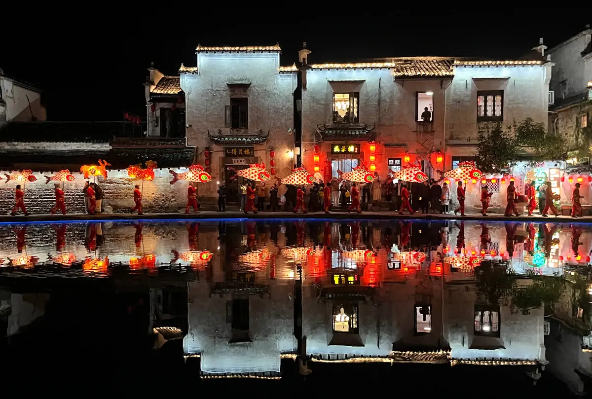 Experience the night scenery of Hongcun.webp