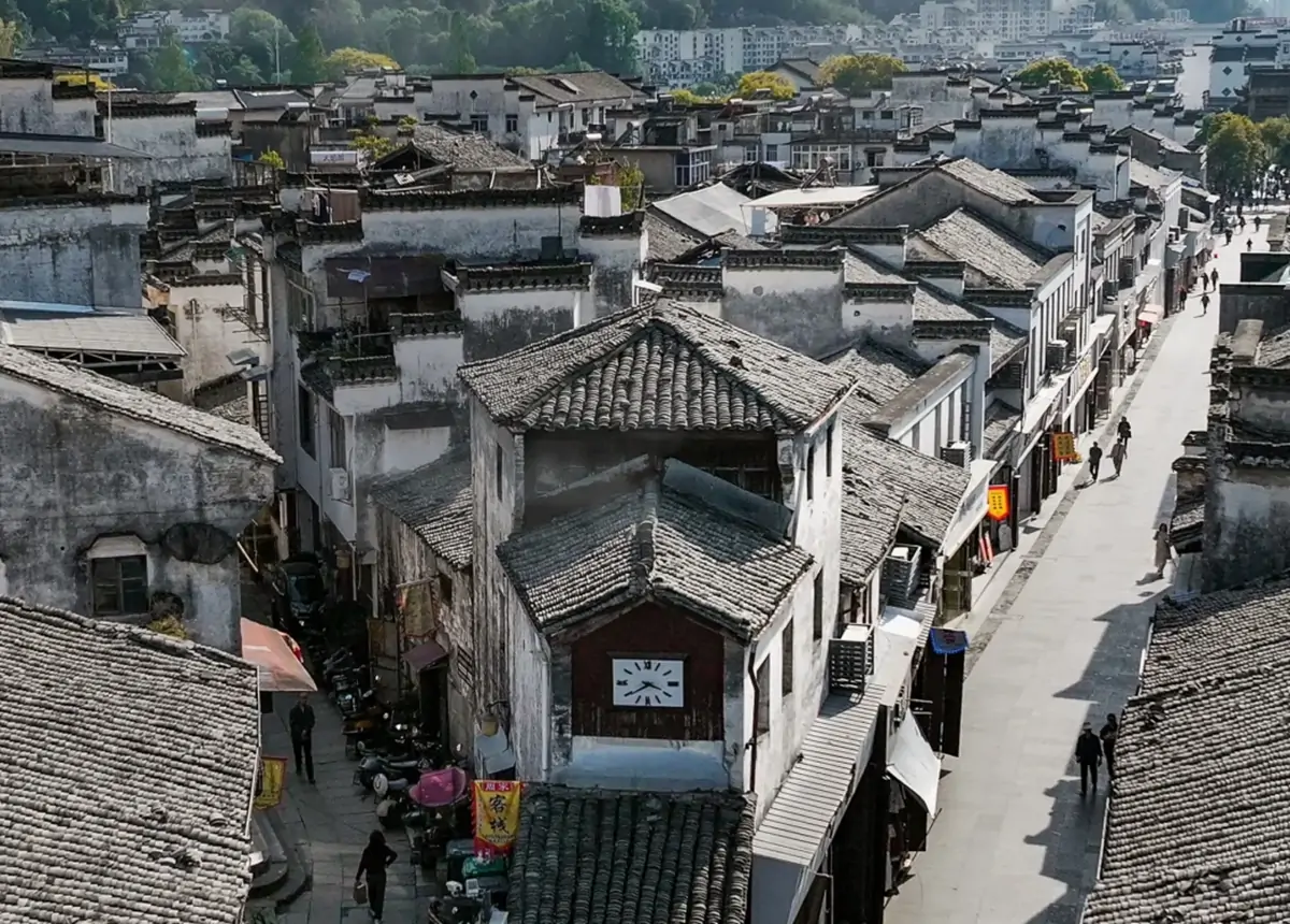 Appreciate typical Huizhou-style architecture and exquisite carvings.webp