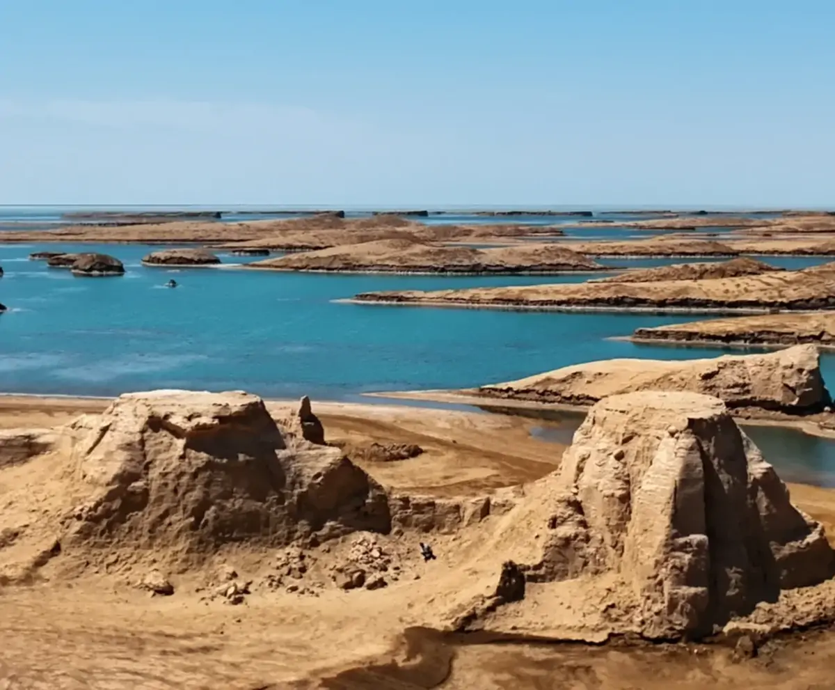 Shuǐshàng Yadan — A Geological Wonder Where Desert Meets Lake.webp